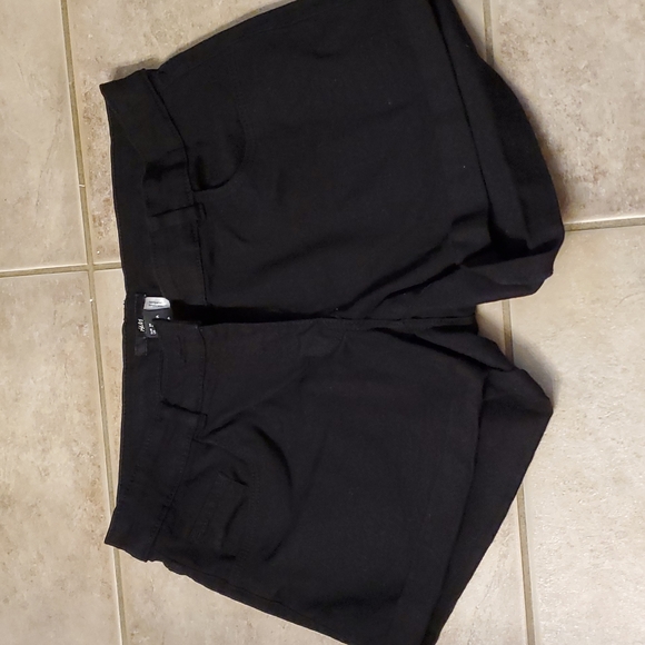 Women's shorts - Picture 1 of 4
